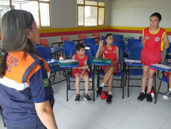 Defesa Civil do Amazonas realiza atividades de conscientização com crianças do Projeto Bombeiro Mirim