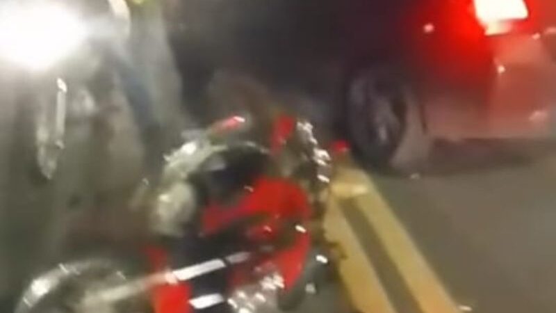 Motoqueiro sofre acidente após homem atravessar correndo