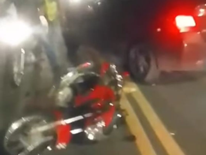 Motoqueiro sofre acidente após homem atravessar correndo