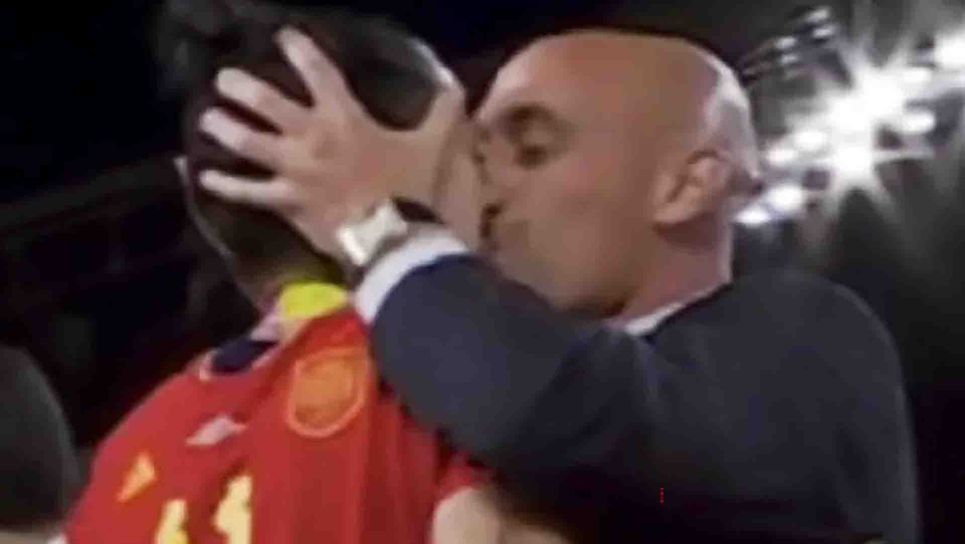 Promotoria da Espanha pede prisão de Luis Rubiales por beijo forçado em jogadora