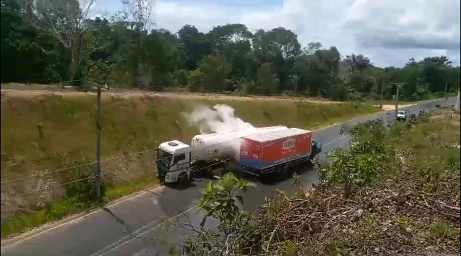 AM-010 fica interditada após colisão entre carreta de gás e caminhão; VÍDEO