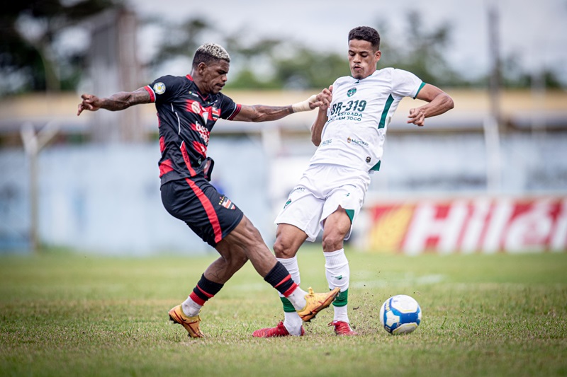 Gramado ruim prejudicou andamento do jogo