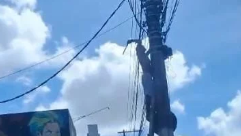 Homem sobe em poste com facão e rouba fiação elétrica em Manaus