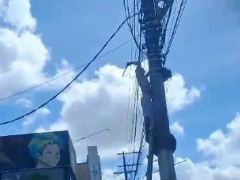 Homem sobe em poste com facão e rouba fiação elétrica em Manaus