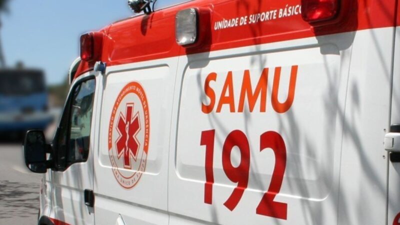 Mulher fica ferida após colisão entre moto e carro na Darcy Vargas