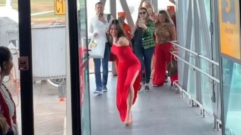 Isabelle Nogueira é aclamada por fãs ao desembarcar no aeroporto de Manaus