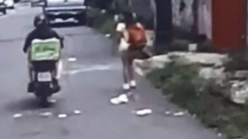 Motociclista passa mão em jovem no meio de rua em Manaus