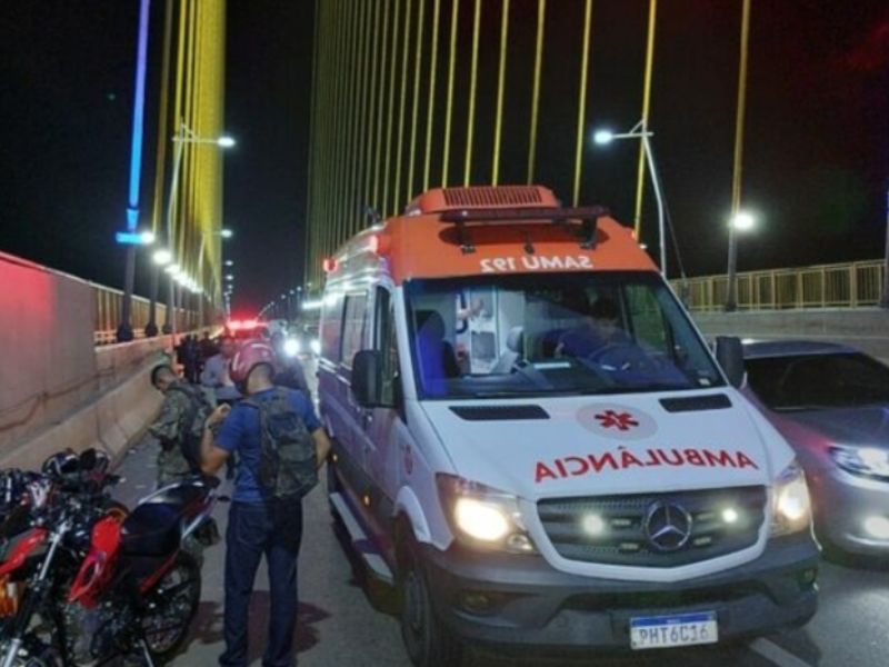 Motociclistas ficam gravemente feridos após acidente na Ponte Rio Negro