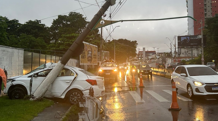 Motorista fica ferido após colidir em poste e deixar trânsito complicado em Manaus