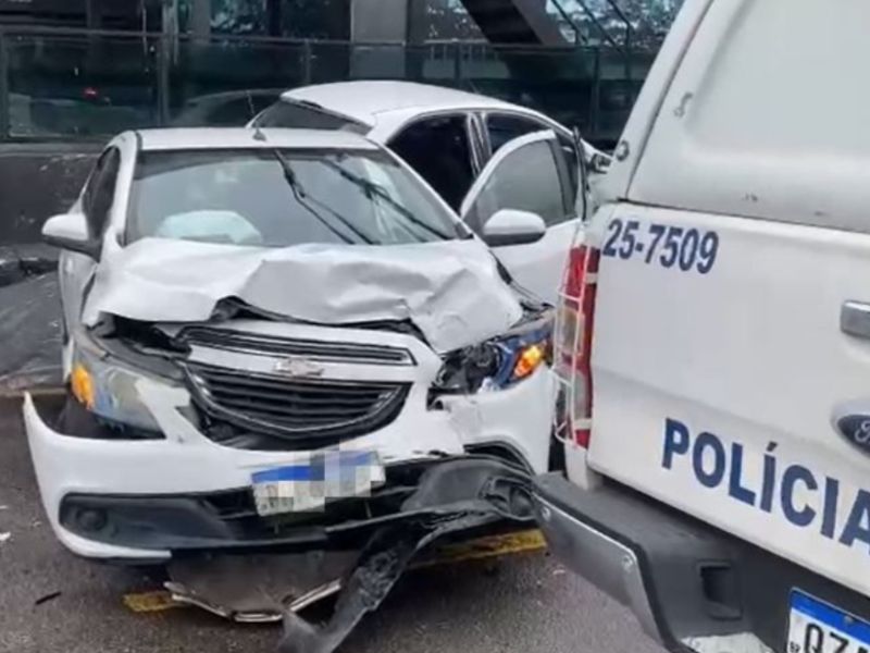 Acidente entre carros deixa uma pessoa ferida no Vieiralves