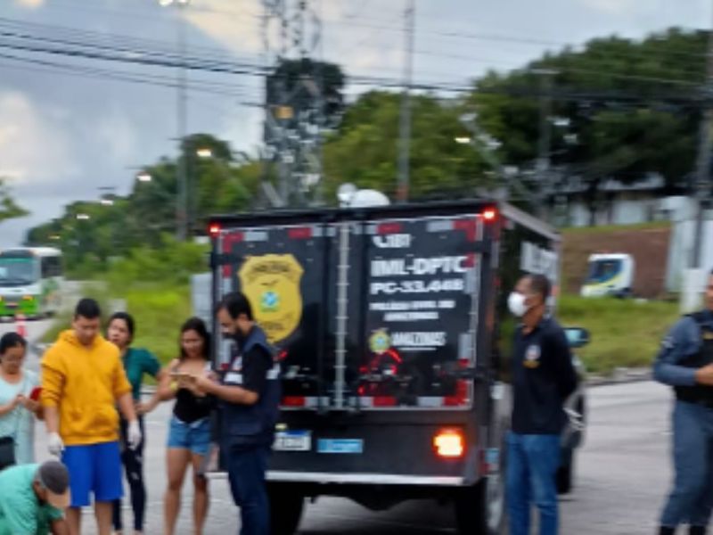 Casal é arremessado ao perder controle de moto em Manaus