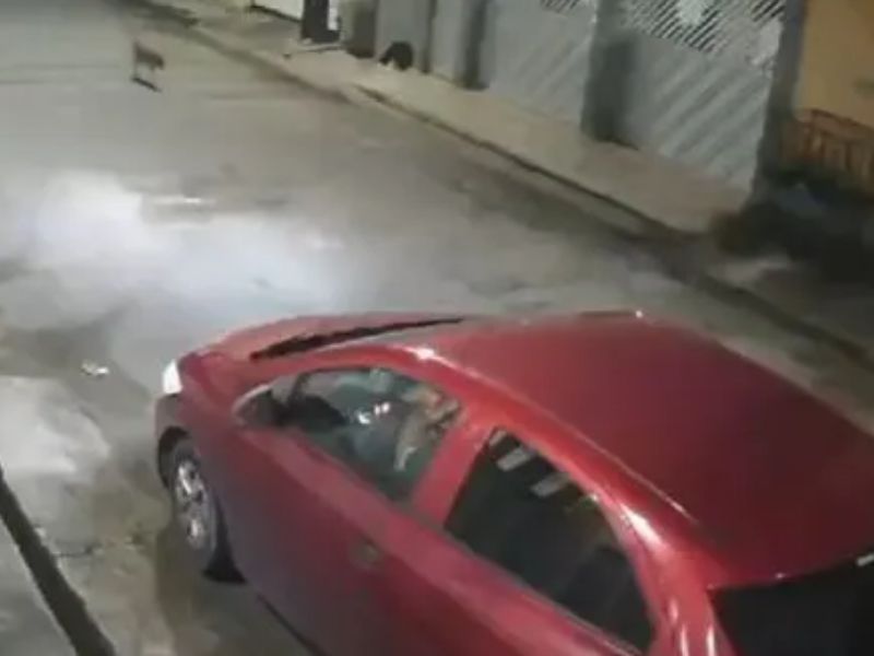 Criminosos armados rendem família e roubam carro em Manaus