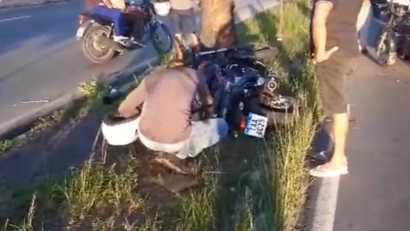 Motoqueiro colide com árvore em grave acidente