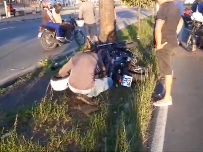 Motoqueiro colide com árvore em grave acidente