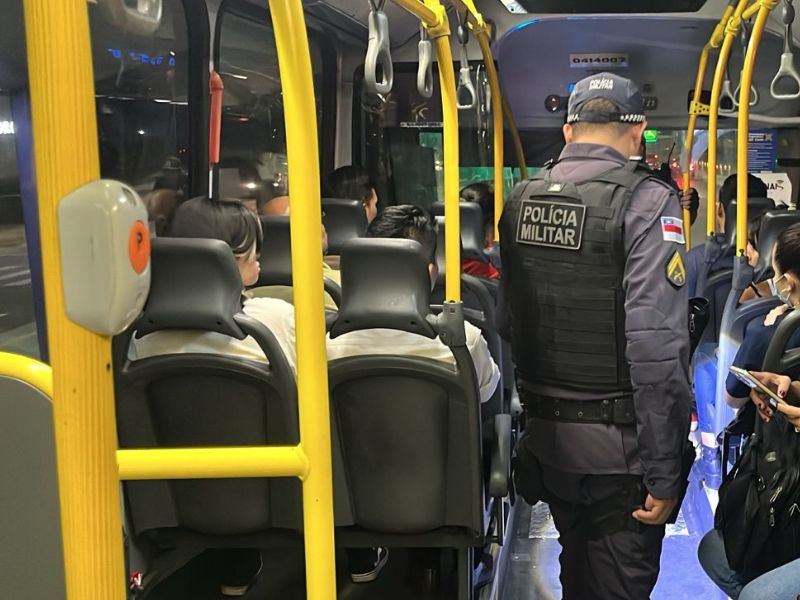 Motorista de ônibus aciona polícia e homem com arma falsa é pres