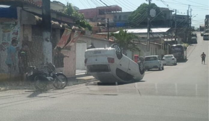 Carro capota ao ser atingido por outro veículo em Manaus