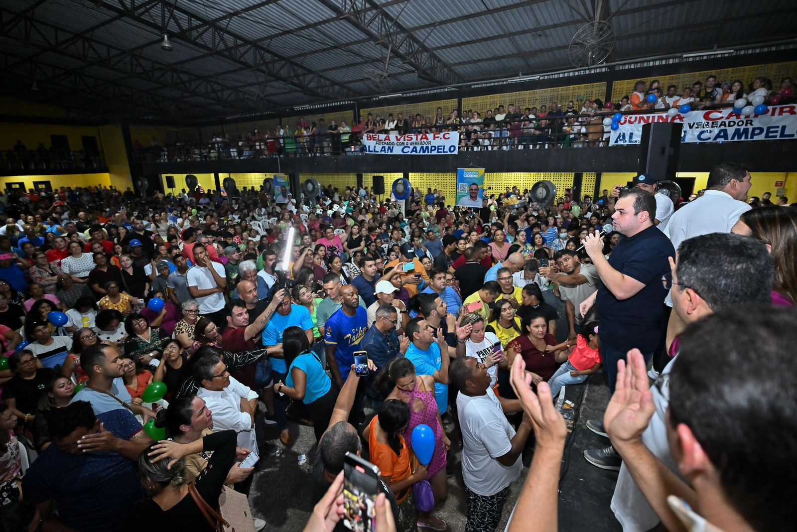 Pré-candidato à Prefeitura de Manaus, Roberto Cidade é recebido por multidão na zona Norte da capital