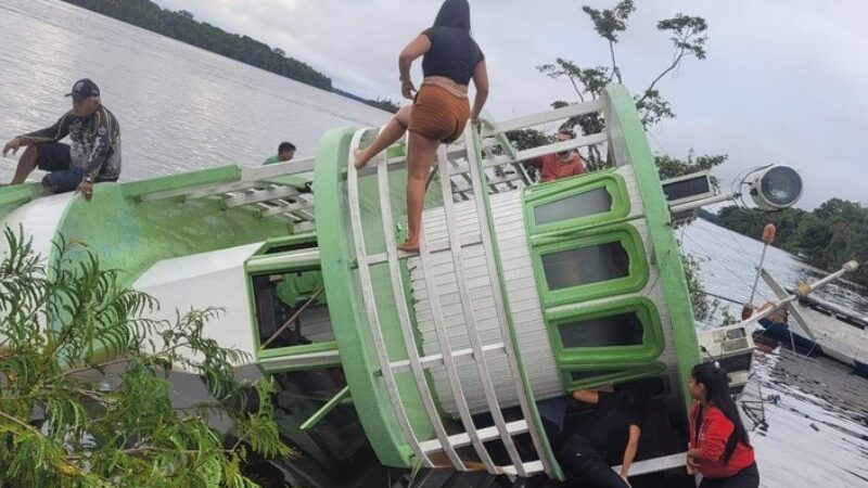 Barco com 17 pessoas naufraga no interior do Amazonas