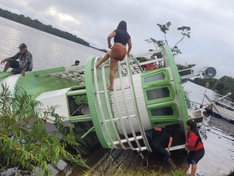 Barco com 17 pessoas naufraga no interior do Amazonas