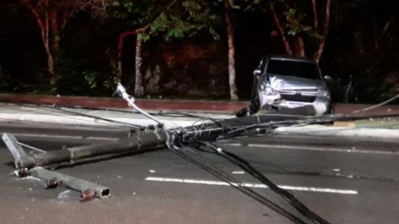 Carro perde o controle e derruba poste na zona Oeste de Manaus