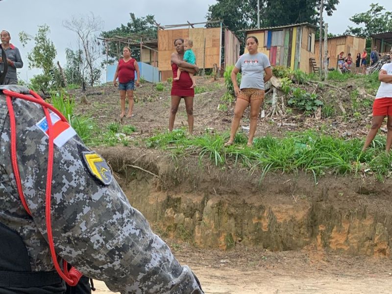 Famílias são retiradas de terreno em Manaus