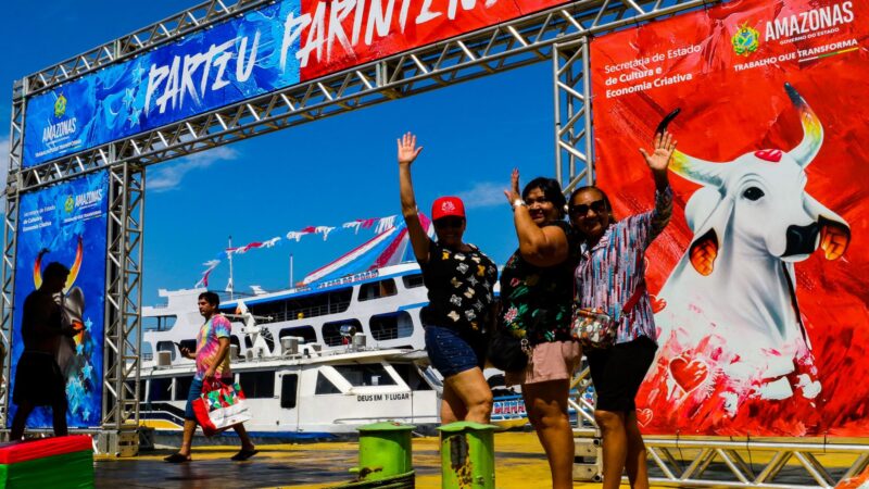Festival de Parintins 2024: Torcedores embarcam rumo à ilha para a grande disputa entre Caprichoso e Garantido