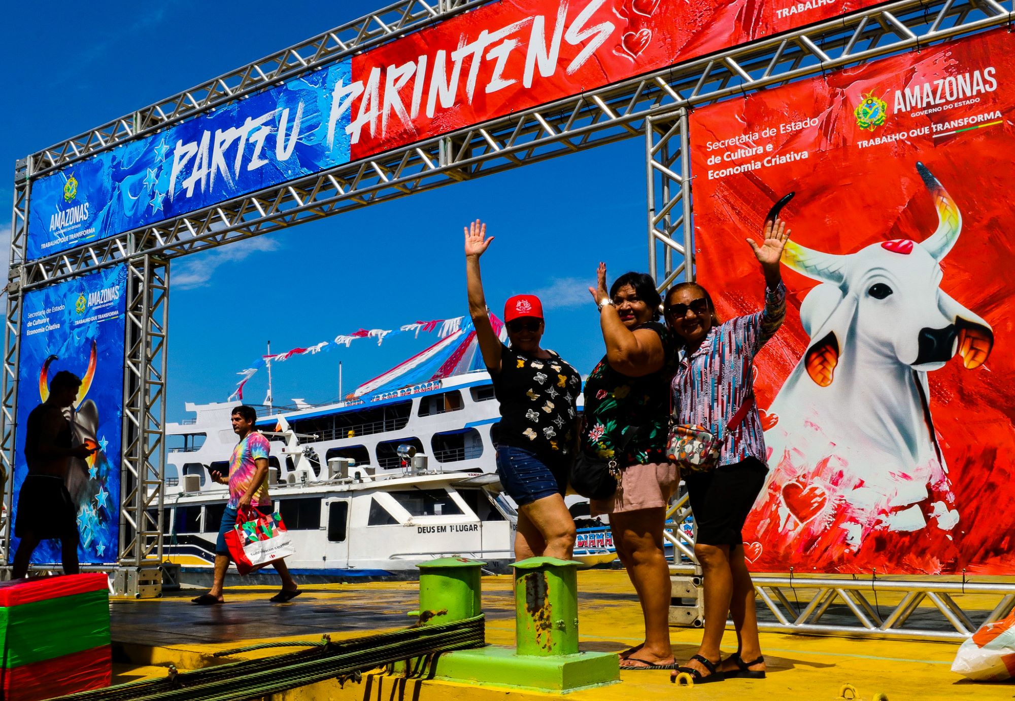 Festival de Parintins 2024: Torcedores embarcam rumo à ilha para a grande disputa entre Caprichoso e Garantido