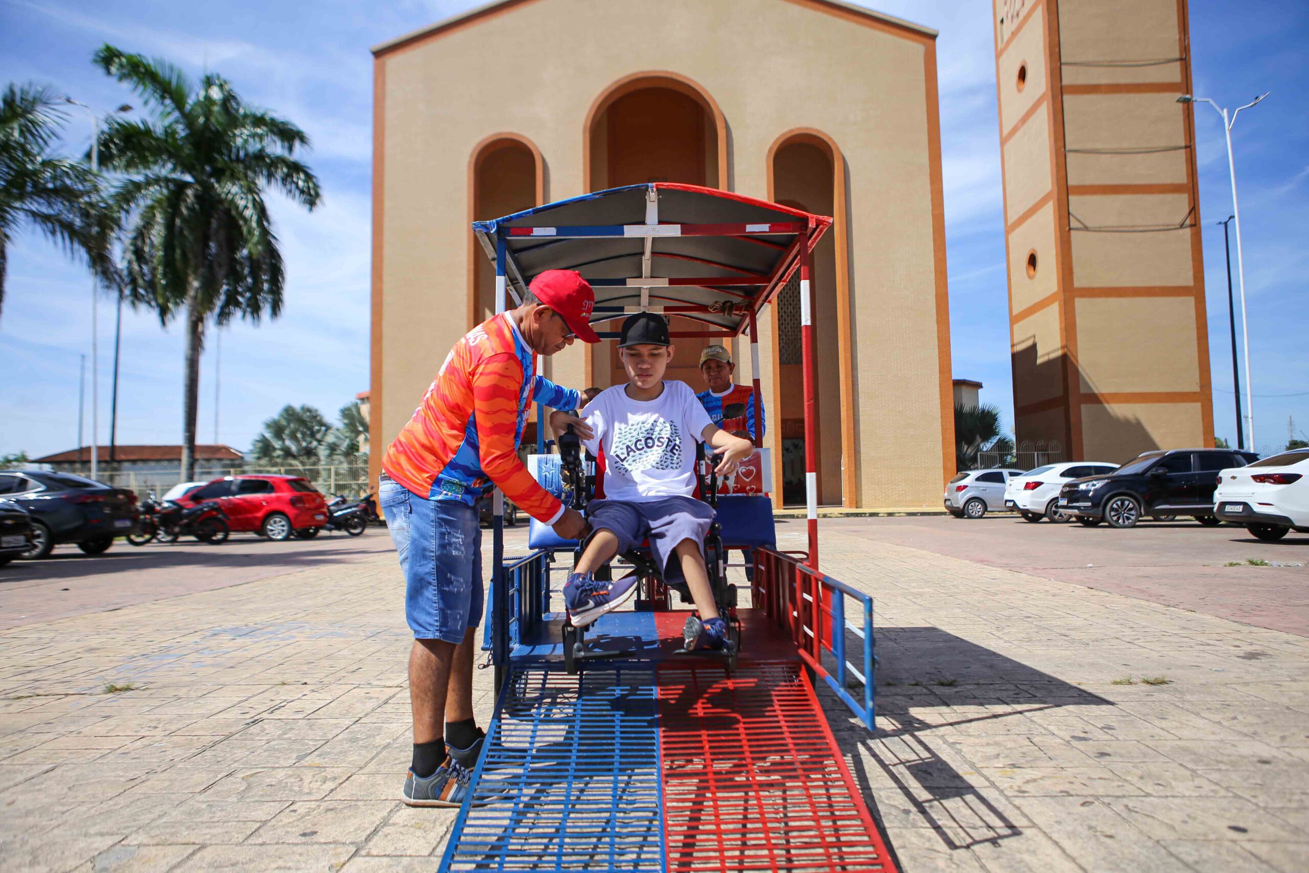 Festival de Parintins 2024: primeiro triciclo adaptado para pessoas com mobilidade reduzida garante turismo acessível