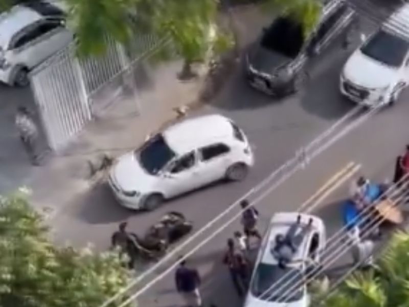 Motociclista cai em teto de carro após ‘voar’ durante acidente em Manaus