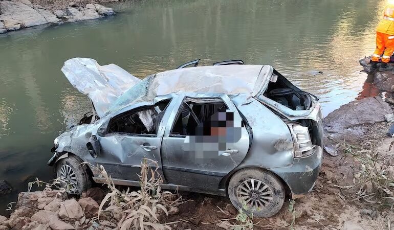 Mulher morre após carro cair de ponte de 20 metros em MG