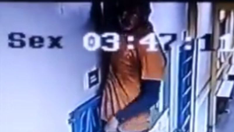 Vídeo flagra ladrão invadindo escola de Manaus para roubar TVs