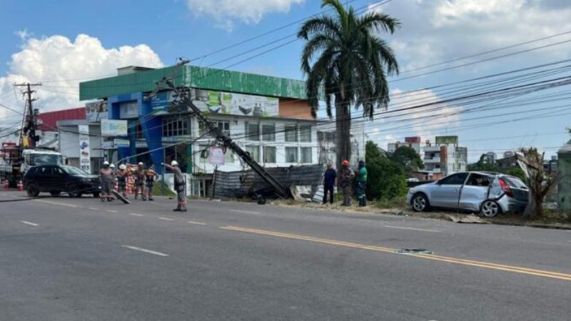 Carros colidem e um dos veículos atinge poste de energia em Manaus