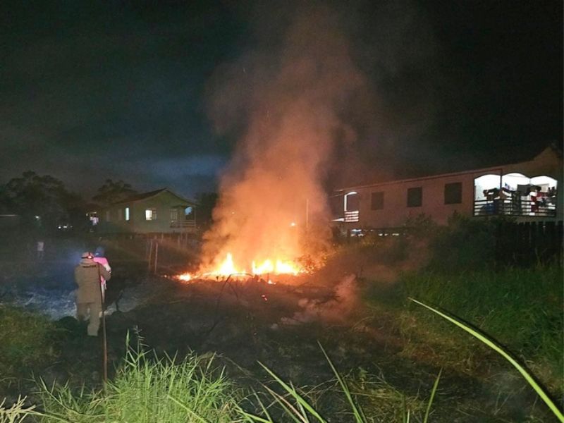 Incêndio próximo a casas assusta morados no AM