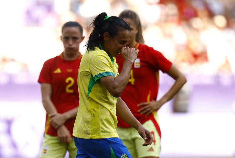 Marta é expulsa de jogo contra a Espanha e deixa campo chorando; VÍDEO