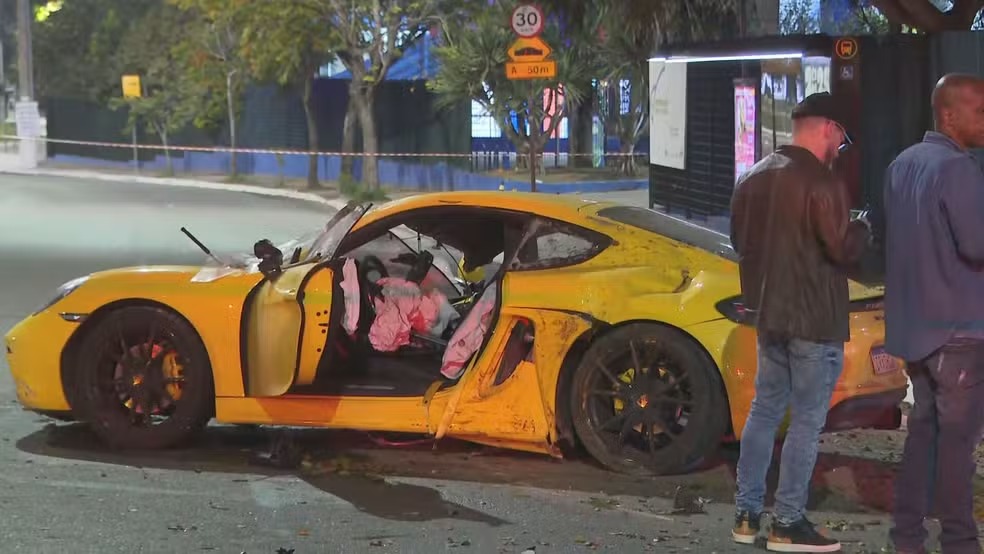 Motorista de Porsche atinge e mata motociclista em avenida