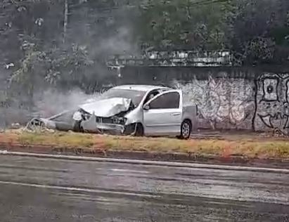 Gravação mostra queda de poste após acidente com carro na Torquato