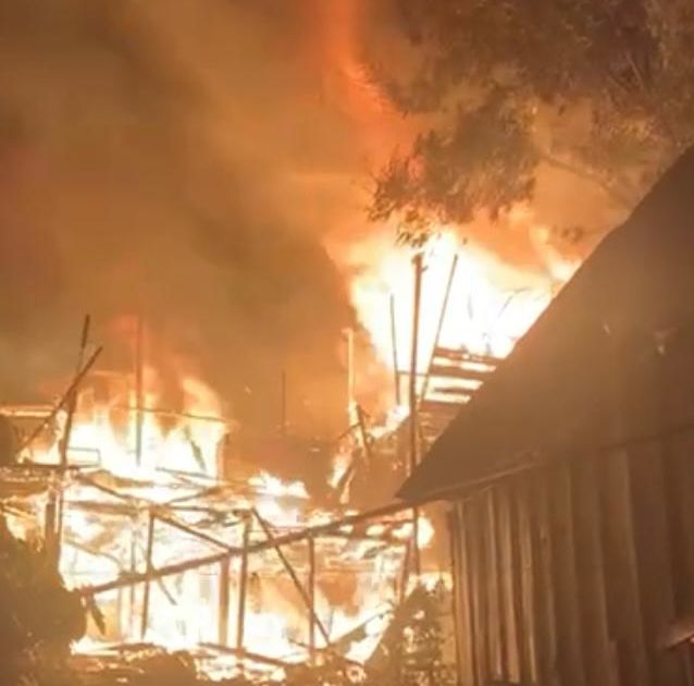 incêndio atinge nove casas de madeira na zona oeste de Manaus