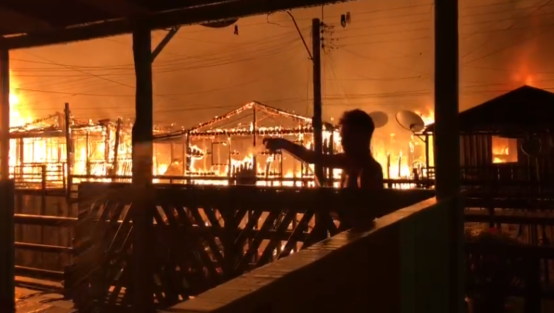 Incêndio destrói casas e mata uma criança no AM