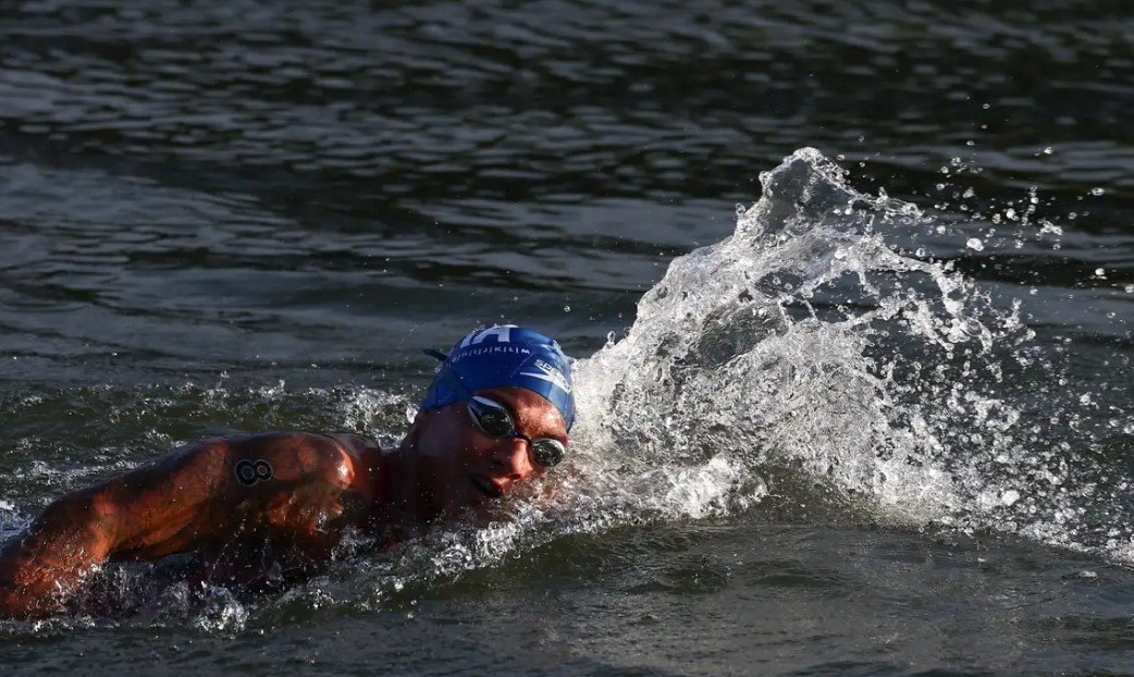 Ana Marcela Cunha briga, mas termina em 4º lugar na maratona aquática