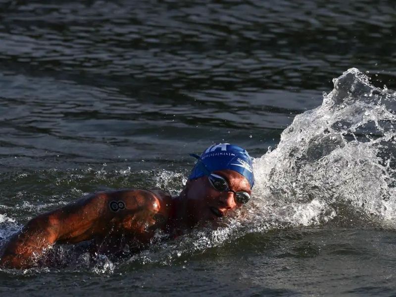 Ana Marcela Cunha briga, mas termina em 4º lugar na maratona aquática