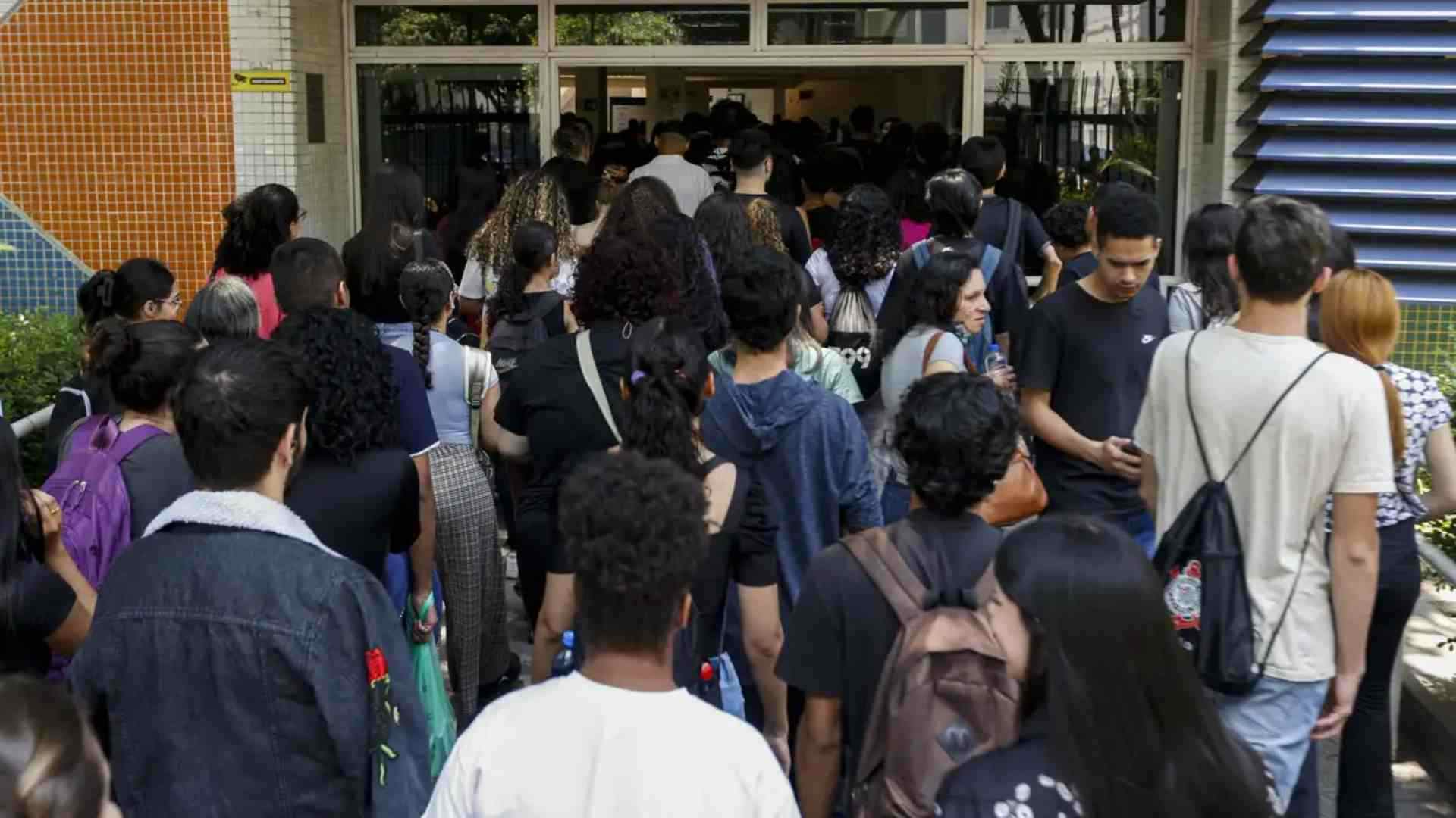 Governo anuncia ampliação de programa pé-de-meia para 1,2 milhão de estudantes