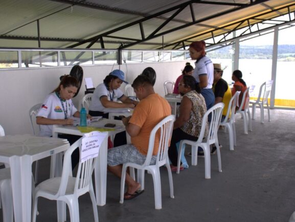 Governo do Amazonas leva regularização de documentos a produtores rurais da calha do Rio Negro