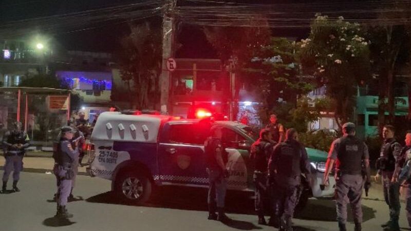 Homem é espancado, jogado em bueiro e assassinado a tiros em Manaus