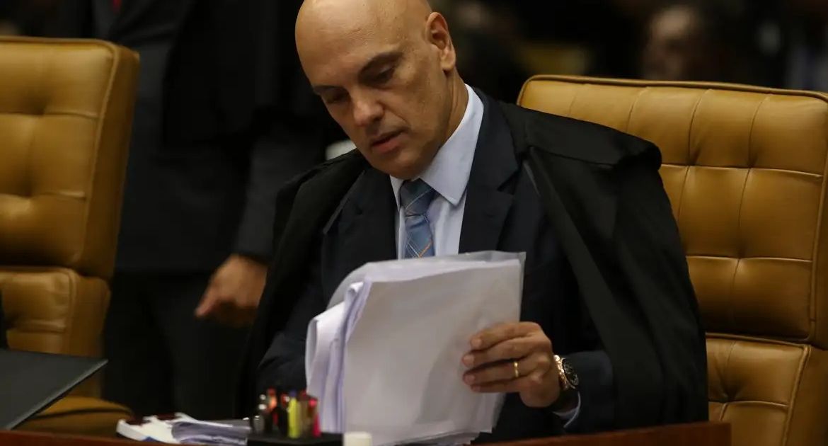 Moraes eleva multa contra rede social X por descumprimento de decisão