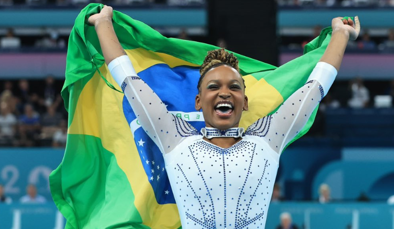 Rebeca Andrade conquista ouro no solo e se torna maior medalhista do Brasil