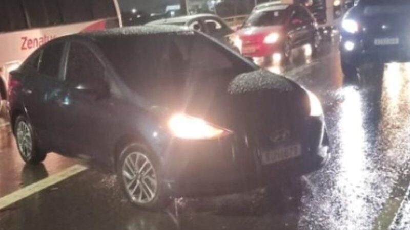 Acidente entre carro e moto deixa uma pessoa gravemente ferida em Manaus