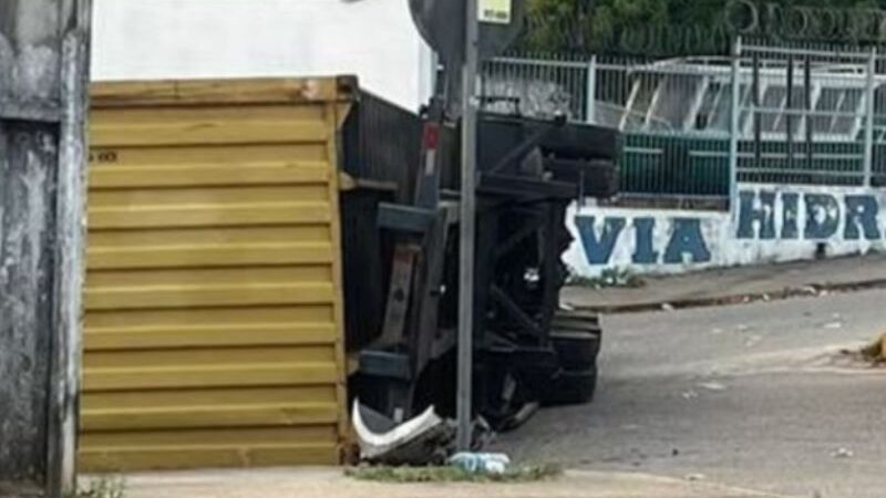 Contêiner tomba de carreta e afeta trânsito na Avenida das Torres