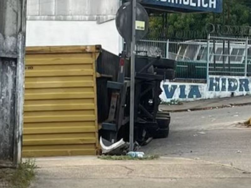 Contêiner tomba de carreta e afeta trânsito na Avenida das Torres