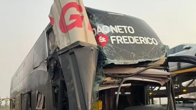 Ônibus da dupla João Neto & Frederico sofre acidente e deixa feridos