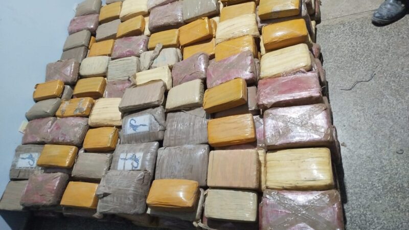 Polícia apreende 362 kg de drogas em embarcação após confronto com narcotraficantes no Rio Solimões  